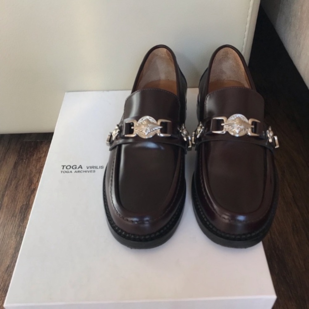 Toga Virilis polido burgundy leather loafers